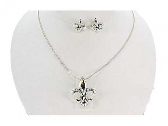 Silver Plate Fleur De Lis Pendant Necklace Set Silver Plate Fleur De Lis Pendant Necklace Set